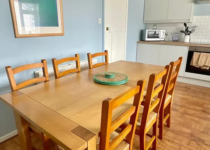 Lovely Big 3 Bedroom Maisonette Close To The Beach