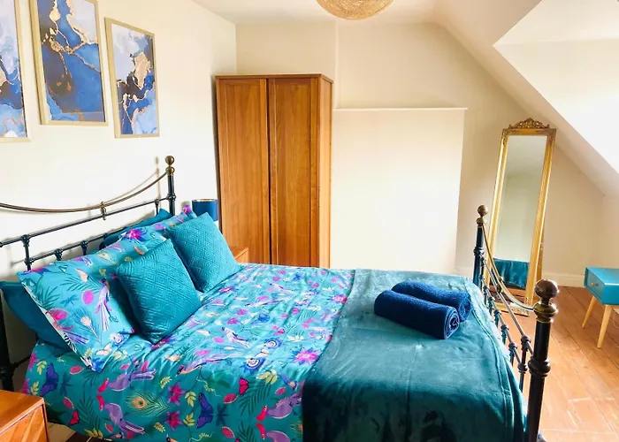 Lovely Big 3 Bedroom Maisonette Close To The Beach