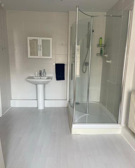 Lovely Big 3 Bedroom Maisonette Close To The *