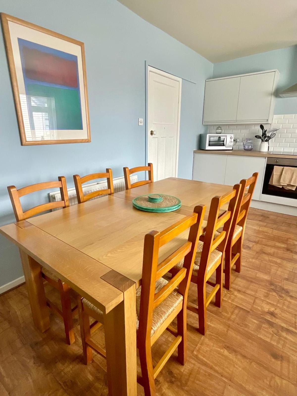 Lovely Big 3 Bedroom Maisonette Close To The
