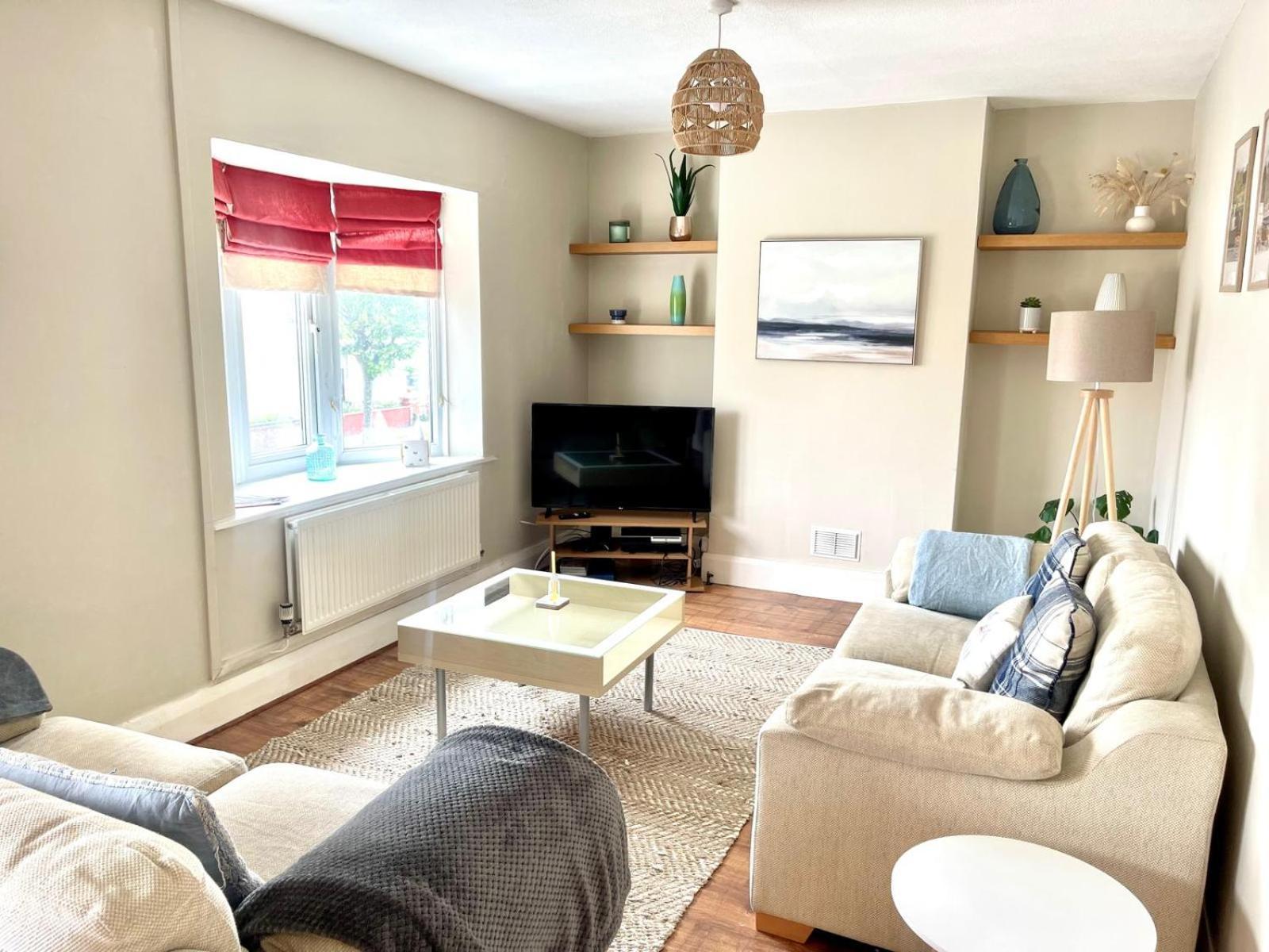 Apartamento Lovely Big 3 Bedroom Maisonette Close To The